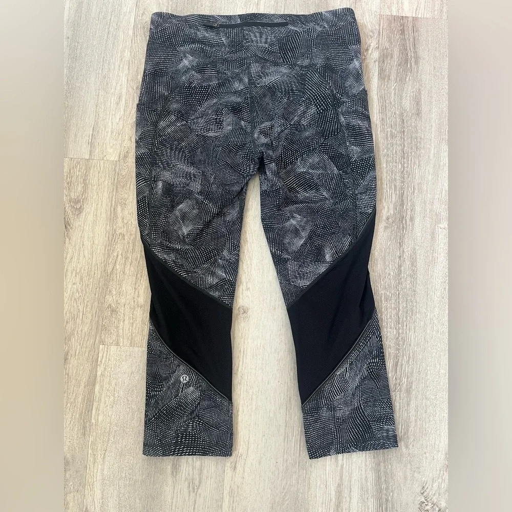 Lululemon‎ 8 Run Off Route Mid Rise Crop Legging